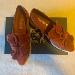 Silent D Knotted Slip on Daces Sneakers